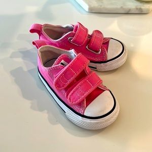 Toddler Converse shoes - like new!!